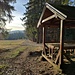 Bei dieser offenen Hütte bin ich im Anstieg vorbei gegangen, habe aber den aufgekiesten Forstweg benutzt. Ein Hinweisschild für diesen Steig gibt es im Aufstieg nicht, jedoch kann man die zwei weißen Balken als Markierung erkennen, nur wusste ich das im Aufstieg noch nicht.