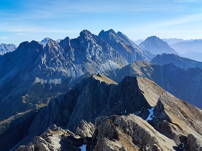 Blick über die Mieminger Kette. Hinten links etwas versteckt der Hochwanner (2746 m).