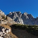 Hier wird der Wanderweg zum Söllerpass verlassen und oberhalb der Latschen nach rechts gequert. Einige unangenehme Runsen werden am besten weit oben gequert (oder sehr weit unten, aber nicht in der Mitte).<br /><br />In der Bildmitte die große Schlucht, die die SW-Wand durchreißt und die von hier gesehen nach links oben ansteigt. Ihre rechte Begrenzung ist der bei Kletterern beliebte Rebitschpfeiler. In der rechten Bildhälfte der Preußgrat. Der Felsgraben, den ich anpeile, zieht rechts im Bild zum Preußgrat hinauf.