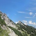 Rückblick auf das Gelände zwischen Achesljoch (rechts) und Thaneller-Ostgrat.<br />Der Tiefpunkt am Grat rechts ist NICHT der Punkt, wo man von Norden rauskommt!