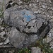 Gemäß der dringlichen Warnung von Nik und meiner eigenen Recherche steige ich zunächst auf der Südseite hinab. Aut der "Rampe" finde ich kurz darauf sogar Markierungen. Der dortigen Wegspur folge ich ca 50hm abwärts (vgl Text)