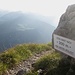 ... und dem "Warnschild". Dieses ist absolut berechtigt!<br />Wer nicht wirklich geübt ist in unwegsamem oder weglosem (Absturz-)Gelände, der sollte unbedingt den Südabstieg (Normalweg) wählen