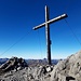 Ein einfaches Holzkreuz ziert den Gipfel.  