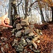 <b>In dieci minuti a piedi pervengo all’omino di vetta del Monte Pinzernone o Monte Cecci (1175 m).<br />L’etimologia di questi oronimi è per me un enigma. Non c’è il libro di vetta. </b>