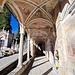 <b>Il porticato venne costruito nel 1630.
È a cinque campate con volte a crociera.</b>