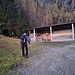Dopo questa legnaia sulla sinistra parte il sentiero