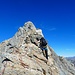 Ci avviciniamo al primo passaggio chiave. L'esposizione della cresta è sempre alta, ci proteggiamo con gli spuntoni di roccia procedendo in conserva