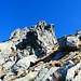 Qui risaliamo un piccolo diedro (III) - Roccia non sempre stabile