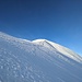 La vetta del Bishorn illuminata dal sole vista da poco sotto il colletto
