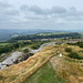 Crich Stand - Blick vom Turm. Unten ist der Vermessungspunkt (TP) zu sehen, eine weitere "Etage" tiefer der (ehemalige) Steinbruchbetrieb.