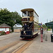 Unterwegs im Crich Tramway Village - Sheffield Corporation No. 74 erreicht die Station Wakebridge.