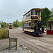 Unterwegs im Crich Tramway Village - Sheffield Corporation No. 74 fährt gleich in Richtung Crich ab, Leeds City Transport No. 399 "verschwindet" hinten in Richtung Glory Mine/Streckenende.