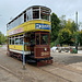 Unterwegs im Crich Tramway Village - Leeds City Transport No. 399 wartet an der Haltestelle Wakebridge.