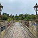 Unterwegs im Crich Tramway Village - Auf der Bowes-Lyon Bridge. Die Eisenkonstruktion wurde 1844 gegossen und auf dem Bowes-Lyon-Anwesen in Stagenhoe Park, Ware/Hertfordshire, installiert. 1971 wurde sie von dort abgegeben und hier errichtet (siehe auch Bild 1 und 28).