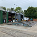 Unterwegs im Crich Tramway Village - Blick über die Schiebebühne, die mehrere Gleise der Wagenhalle bedient.