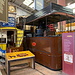 Unterwegs im Crich Tramway Village - Leeds horse tram No 107 und New South Wales Government Steam Tram No. 47 (1885, Beyer Peacock & Co., Manchester) in der Ausstellungshalle.