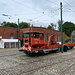 Unterwegs im Crich Tramway Village - Croydon Tramlink 058 und Flat bed trailer 061 vor der Aussstellungshalle.