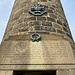 Unterwegs am Crich Stand - Blick auf eine Inschrift am Turm. [https://en.wikipedia.org/wiki/Crich_Stand Crich Stand] ist ein Gedenkturm, aber auch ein Aussichtsturm...
