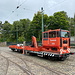 Unterwegs im Crich Tramway Village - Croydon Tramlink 058 und Flat bed trailer 061 auf dem Außengelände des Depots.