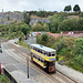 Unterwegs im Crich Tramway Village - Blick von der Bowes-Lyon Bridge auf die Station Victoria Park, wo gerade Leeds City Transport No. 399 fährt. Hinten ist Crich Stand zu erahnen.