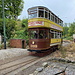 Unterwegs im Crich Tramway Village - Leeds City Transport No. 399 erreicht aus Richtung Crich kommend die Station Wakebridge.