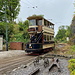 Unterwegs im Crich Tramway Village - Sheffield Corporation No. 74 erreicht aus Richtung Crich kommend über ein eingleisiges Streckenstück die Station Wakebridge.