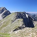 der Weiterweg, hinten links das Gipfelziel