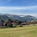 In den Wiesen oberhalb von Bischenberg lohnt sich ein Rückblick über die Vorbergzone