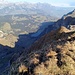 Auf dem Gipfel: Blick ins schattige Voralp-Gebiet (hinten Alpstein) ..