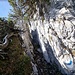 Durchschrittene Felsspalte im Aufstieg zum Brüggler