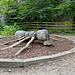 Unterwegs im Crich Tramway Village - Hier auf dem "Woodland Walk and Sculpture Trail", der neben einem Teil der Straßenbahnstrecke verläuft. Wie der Name erahnen lässt: Es geht durch Wald und an Skulpturen vorbei.