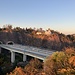 Autobahnbrücke, die sogenannte Begerburg - und in der Wand darunter gibt es Klettersteige - aber eben keinen richtigen Gibbel...