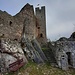 Die Anlage gliedert sich in eine Vorburg, die im Norden, Westen und Süden die Kernburg umgibt, und in eine langgezogene Kernburg mit einem neueren westlichen und einem älteren östlichen Baukörper.