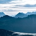 Im Ostsüdosten stehen Thaneller (2341 m) und, ganz klein in der Ferne, der Großvenediger (3657 m).