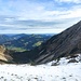 Blick vom Grat ins Pontental. Im Tal liegt Schattwald. Rechts die Rohnenspitze (1990 m), die von hier aus recht abweisend aussieht.