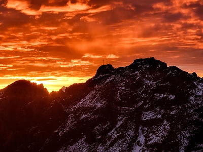 Drüben am Ponten (2045 m) beginnt der Himmel zu brennen.