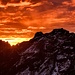 Drüben am Ponten (2045 m) beginnt der Himmel zu brennen.