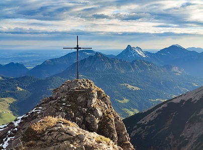 Der mit einem Kreuz geschmückte Nordostgipfel des Ponten (2045 m) vom Hauptgipfel aus. Ist er nicht schön?