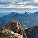 Der mit einem Kreuz geschmückte Nordostgipfel des Ponten (2045 m) vom Hauptgipfel aus. Ist er nicht schön?