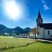 Kurzer Besuch bei der Kirche St. Wolfgang in Schattwald. Im Hintergrund die drei Gipfel meiner heutigen Überschreitung, B'schießer (2000 m), Ponten (2045 m) und Rohnenspitze (1990 m). Das Wetter meinte es heute ausgesprochen gut mit mir! :-)
