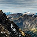 In der Ferne grüßen Zitterklapfen (2408 m) im Lechquellengebirge und Hoher Ifen (2230 m) mit dem stark verkarsteten Gottesackerplateau im hinteren Kleinwalsertal herüber.