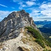 Sattel am Gipfelaufbau der Rohnenspitze (1990 m). Dahinter das Tannheimer Tal.