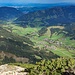 Blick nach Schattwald. Dort unten steht am Parkplatz der Wannenjochbahn mein Auto.