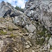 Sogleich folgt die Schlüsselstelle der Rohnenspitze und auch der gesamten Dreigipfeltour. Mit einem Stahlseil versichert muss man eine längere Steilstufe überwinden, Kraxelei im ersten Schwierigkeitsgrad (I) mit Zuhilfenahme der Hände. Mir ist das Klettern bergauf lieber als bergab.