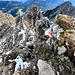 Hier die "Schlüsselstelle" am Ponten, wenn man vom Hauptgipfel zum Kreuz hinüber möchte. Sie ist die zweitschwierigste Stelle in der gesamten Runde (die Kraxelpassage später an der Rohnenspitze, rechts im Bild, wird noch etwas intensiver). Links der rot-weiß-roten Markierung muss man recht steil einige Meter hinunterkraxeln (I), auf dem Rückweg dasselbe Stück wieder hinauf. Ist aber selbst für mich gut machbar. Eine Seilsicherung gibt es nicht.