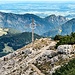 Am Gipfel der Rohnenspitze (1990 m). Das Gipfelkreuz ist etwas tiefer nördlich vorgelagert, sodass man es vom Tal aus gut sehen kann.