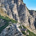 Die mächtige Südwand der Rohnenspitze (1990 m). Davor die Hütte der Tiroler Bergwacht.