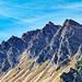 Noch einmal der Ponten (2045 m) mit Gipfelkreuz. Von hier aus sieht der Berg sehr unnahbar aus.