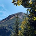 Blick zurück zur Rohnenspitze (1990 m) mit Gipfelkreuz. Gut ist die Schuttschürze am Nordhang zu sehen.