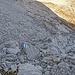 nun geht von hier aus über Blocksteine und Geröll hinüber zur sonnigen Fläche